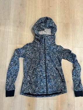 Lululemon Seawheeze 2017 Gather Me Slightly Rain Jacket - size 6